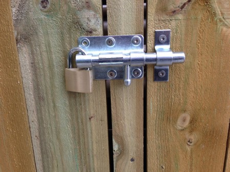 En låsbar skjutregel skyddar grill och gasolflaska mot ev. objudna gäster.