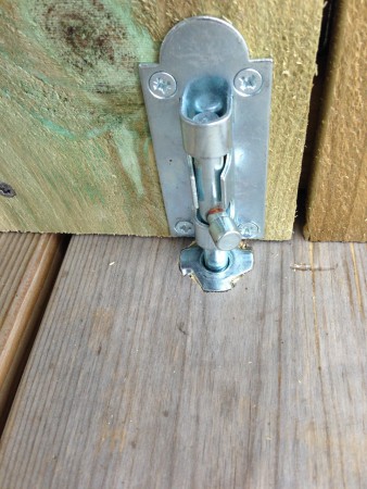 I nederkant på båda dörrarna sitter en skjutregel, invändigt på den vänstra och utvändigt på den högra. För att inte hålen i trallvirket ska bli större med tiden, har jag slagit i M13-islagsmuttrar som gör det hela stadigare.