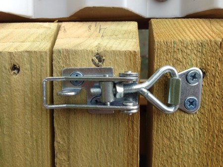 Ett excenterlås håller båda dörrarna på samma nivå i överkant